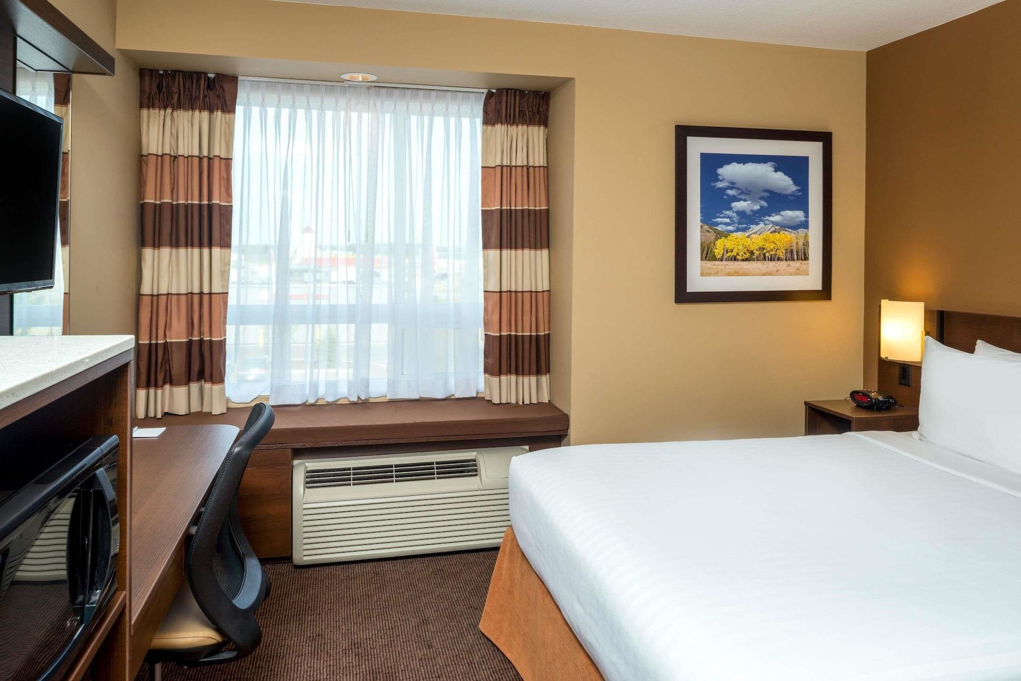 Microtel Inn & Suites By Wyndham Red Deer Dış mekan fotoğraf