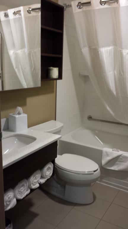Microtel Inn & Suites By Wyndham Red Deer Oda fotoğraf